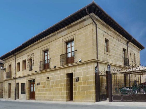 Foto 1 de Casa en venda a Castañares de Rioja de 7 habitacions amb terrassa i balcó