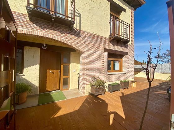 Foto 2 de Venta de casa en calle Juan Pablo II de 4 habitaciones con terraza y jardín