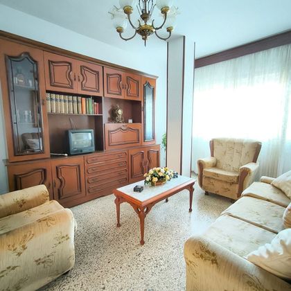 Foto 1 de Pis en venda a calle Amadeo Vives de 3 habitacions amb balcó i calefacció