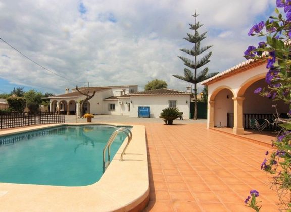 Foto 1 de Chalet en venta en Partides comunes - Adsubia de 5 habitaciones con terraza y piscina