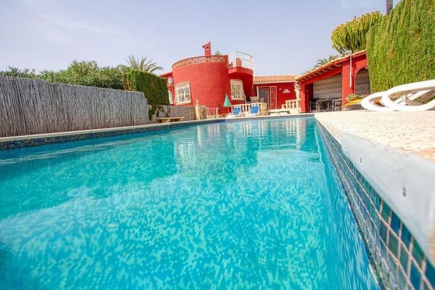 Foto 2 de Chalet en venta en Nucia (la) de 4 habitaciones con piscina y garaje