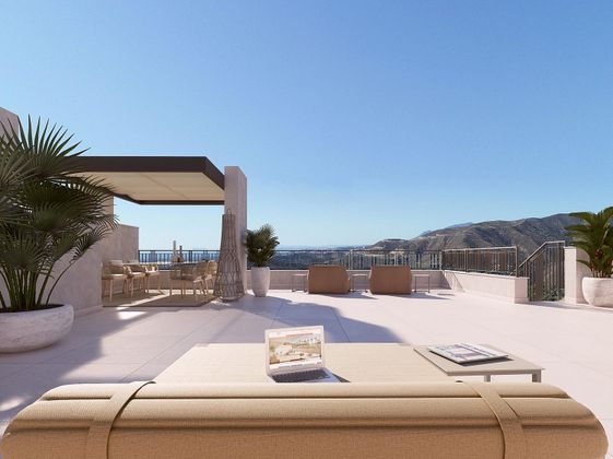 Foto 2 de Venta de piso en Istán de 3 habitaciones con terraza y piscina