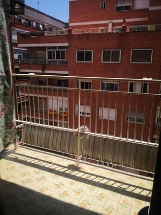 Foto 2 de Piso en venta en calle Emperatriz Eugenia de 4 habitaciones con terraza y balcón