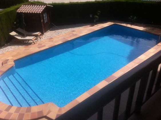 Foto 2 de Chalet en venta en calle Masia Gaeta de 4 habitaciones con piscina y garaje