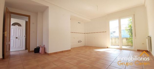 Foto 2 de Casa en venta en Herramélluri de 3 habitaciones con piscina y garaje