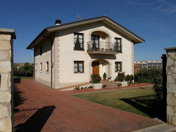 Foto 2 de Chalet en venta en Uruñuela de 7 habitaciones con terraza y garaje