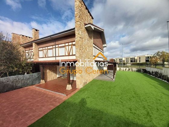 Foto 2 de Casa adossada en venda a Cirueña de 5 habitacions amb terrassa i piscina