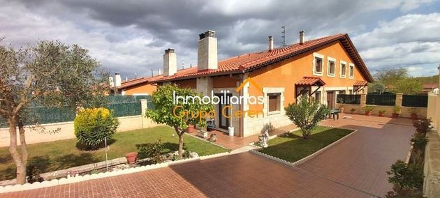 Foto 1 de Casa adosada en venta en Villalobar de Rioja de 4 habitaciones con terraza y piscina