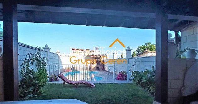 Foto 1 de Casa en venta en Castañares de Rioja de 3 habitaciones con terraza y piscina