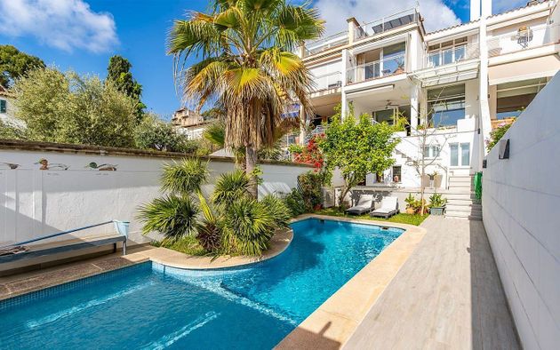 Foto 1 de Casa adosada en venta en El Terreno de 6 habitaciones con terraza y piscina