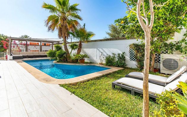 Foto 2 de Casa adosada en venta en El Terreno de 6 habitaciones con terraza y piscina