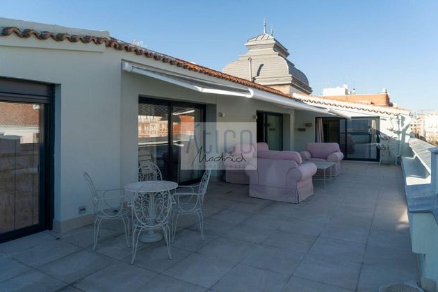 Foto 1 de Àtic en lloguer a Jerónimos de 3 habitacions amb terrassa i balcó