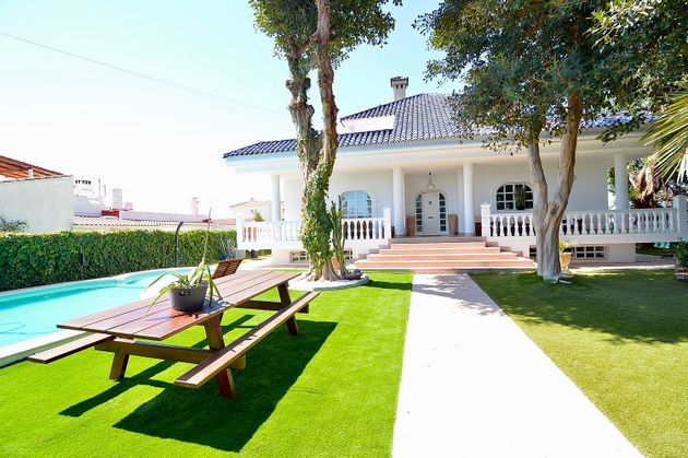Foto 1 de Casa en venda a La Siesta - El Salado - Torreta de 4 habitacions amb terrassa i piscina