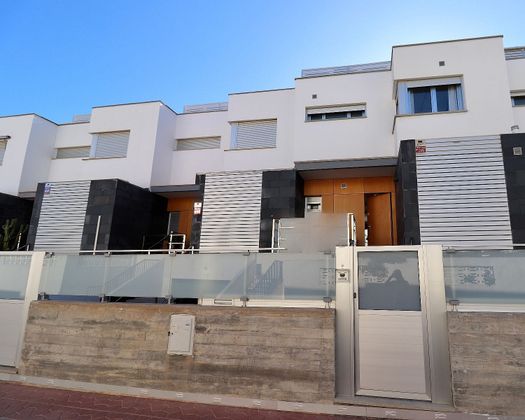 Foto 1 de Venta de casa en Guardamar Playa de 3 habitaciones con piscina y garaje