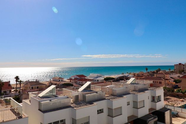 Foto 2 de Casa en venda a Guardamar Playa de 3 habitacions amb piscina i garatge