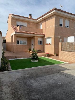 Foto 1 de Casa adossada en venda a Marugán de 4 habitacions amb terrassa i jardí
