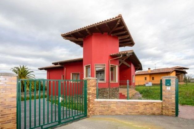 Foto 2 de Casa en venda a El Berrón-La Carrera de 3 habitacions amb garatge i jardí