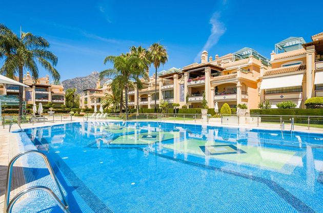 Foto 1 de Pis en venda a urbanización Marbella Hill Club de 3 habitacions amb terrassa i piscina