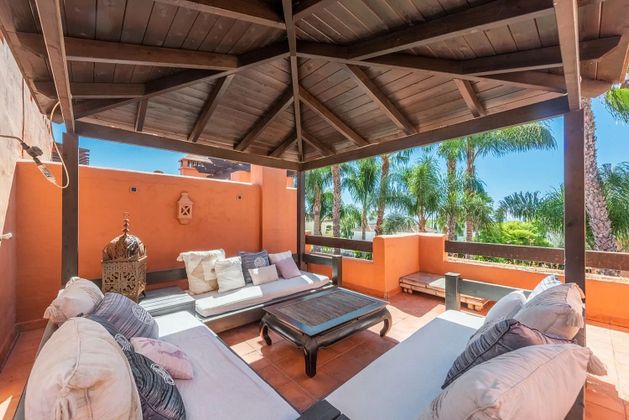 Foto 2 de Casa adossada en venda a Lomas de Marbella Club - Puente Romano de 5 habitacions amb terrassa i piscina