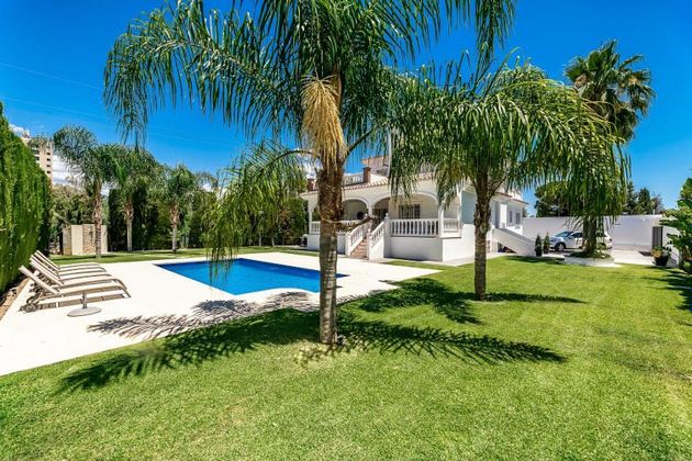 Foto 1 de Chalet en venta en Nueva Andalucía centro de 5 habitaciones con terraza y piscina