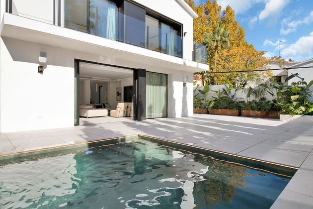 Foto 2 de Chalet en venta en Nueva Andalucía centro de 5 habitaciones con terraza y piscina