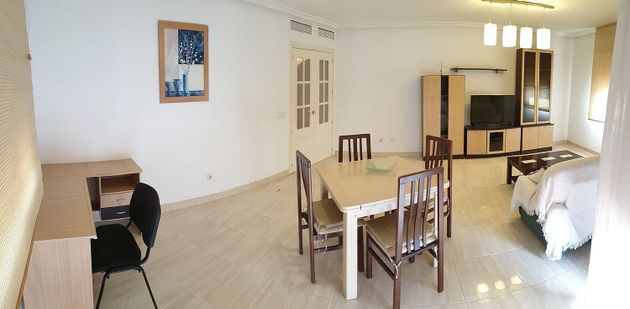 Foto 1 de Pis en lloguer a calle Frank Kappra de 3 habitacions amb terrassa i mobles