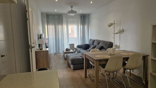 Foto 2 de Pis en lloguer a calle Pinosol de 3 habitacions amb terrassa i mobles