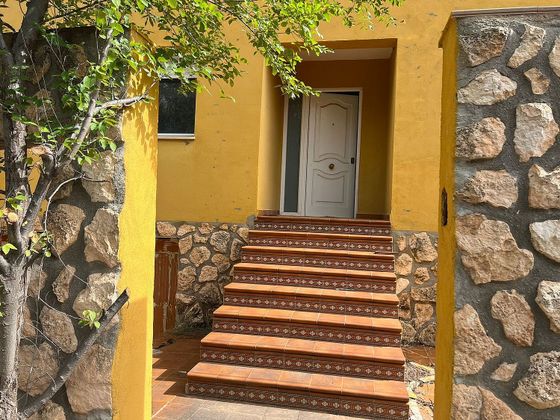 Foto 2 de Casa en venda a Dosbarrios de 4 habitacions amb terrassa i jardí