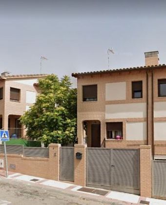 Foto 1 de Casa adossada en venda a calle La Aguililla de 3 habitacions amb garatge i jardí