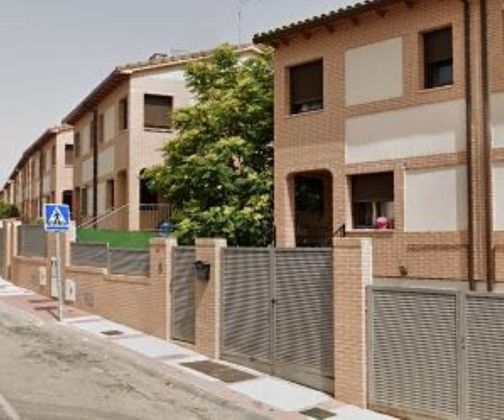 Foto 2 de Casa adossada en venda a calle La Aguililla de 3 habitacions amb garatge i jardí