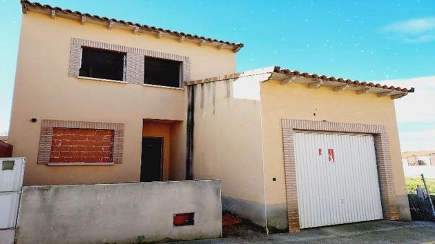Foto 2 de Venta de casa adosada en Casar de Escalona (El) de 3 habitaciones con terraza y piscina