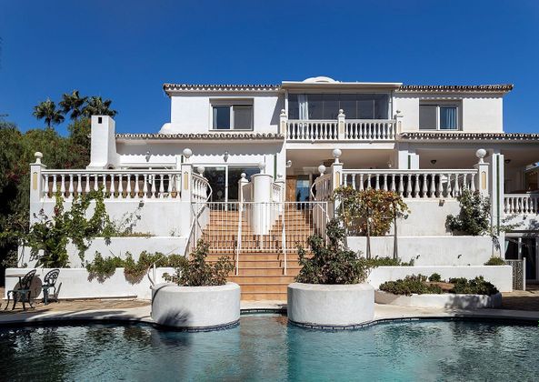 Foto 1 de Casa en venda a calle Marte de 9 habitacions amb terrassa i piscina