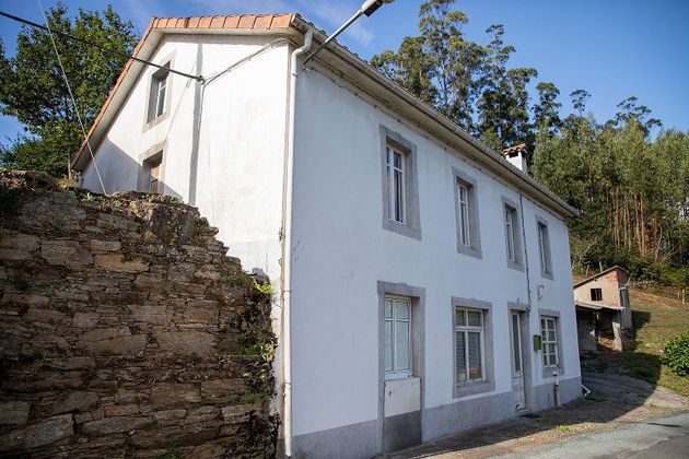 Foto 1 de Casa en venda a calle Lugar Rio de 7 habitacions amb jardí