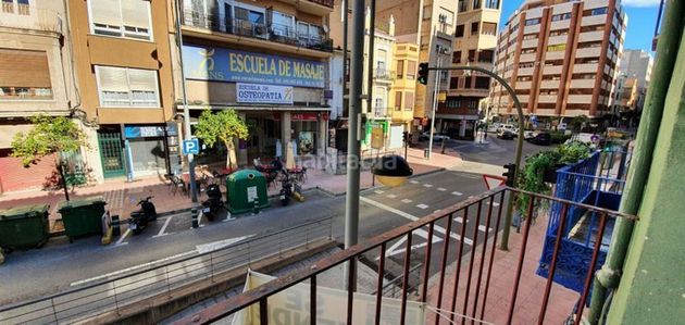 Foto 2 de Casa en venda a calle De Navarra de 4 habitacions amb balcó