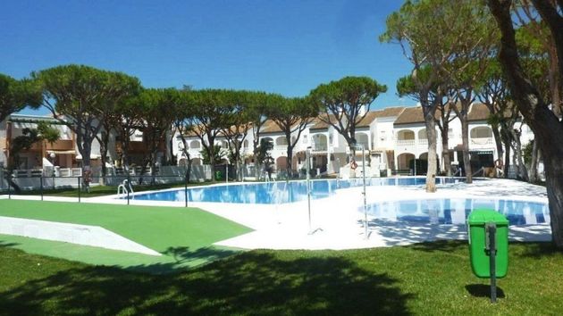 Foto 1 de Piso en alquiler en Sancti Petri - La Barrosa de 2 habitaciones con terraza y piscina