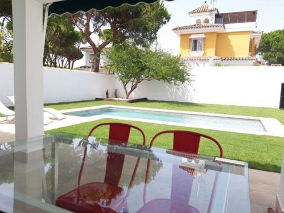 Foto 2 de Chalet en alquiler en Sancti Petri - La Barrosa de 3 habitaciones con terraza y piscina