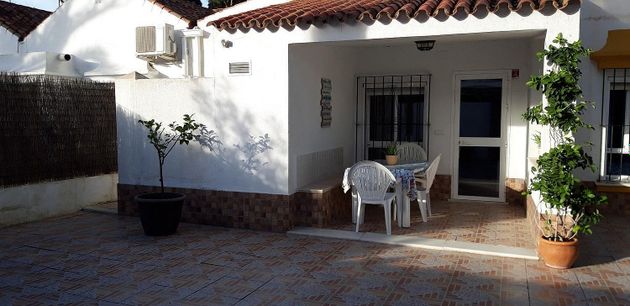 Foto 1 de Chalet en alquiler en Sancti Petri - La Barrosa de 2 habitaciones con jardín y muebles