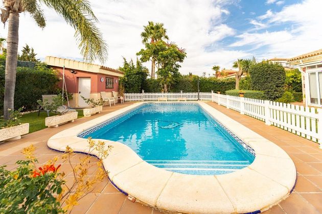 Foto 1 de Chalet en venta en Sancti Petri - La Barrosa de 5 habitaciones con terraza y piscina