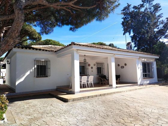 Foto 2 de Chalet en venta en Sancti Petri - La Barrosa de 4 habitaciones con terraza y jardín
