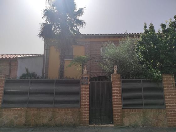 Foto 1 de Casa adosada en venta en calle Pintor Velázquez de 4 habitaciones con terraza y jardín