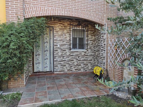 Foto 2 de Casa adossada en venda a calle Pintor Velázquez de 4 habitacions amb terrassa i jardí