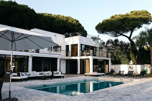 Foto 1 de Venta de chalet en Cabo Pino - Reserva de Marbella de 8 habitaciones con terraza y piscina