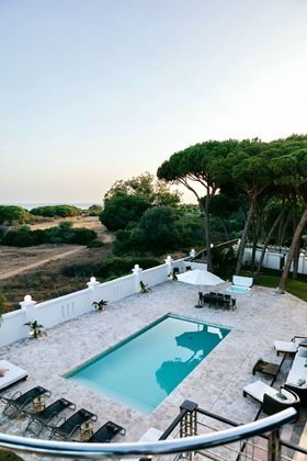 Foto 2 de Venta de chalet en Cabo Pino - Reserva de Marbella de 8 habitaciones con terraza y piscina