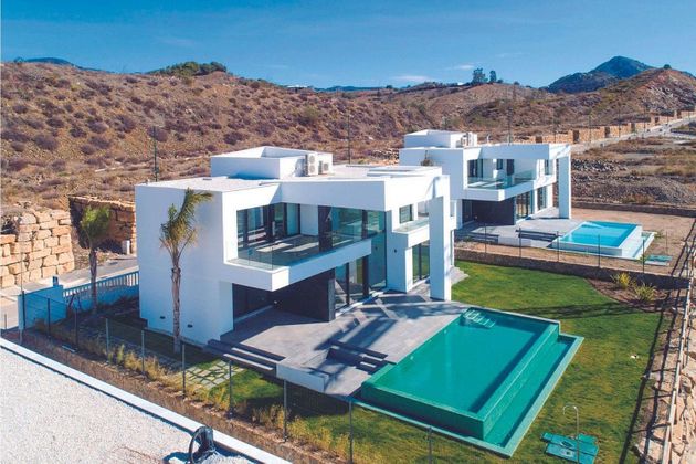 Foto 2 de Casa adossada en venda a El Mayorazgo - El Limonar de 4 habitacions amb terrassa i piscina