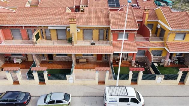 Foto 1 de Casa adossada en venda a calle Principe de Asturias de 3 habitacions amb terrassa i piscina