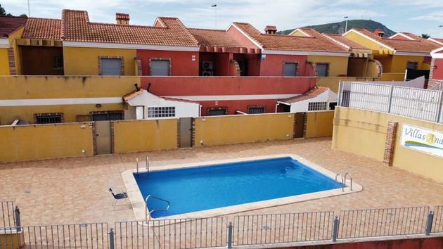 Foto 2 de Casa adossada en venda a calle Principe de Asturias de 3 habitacions amb terrassa i piscina