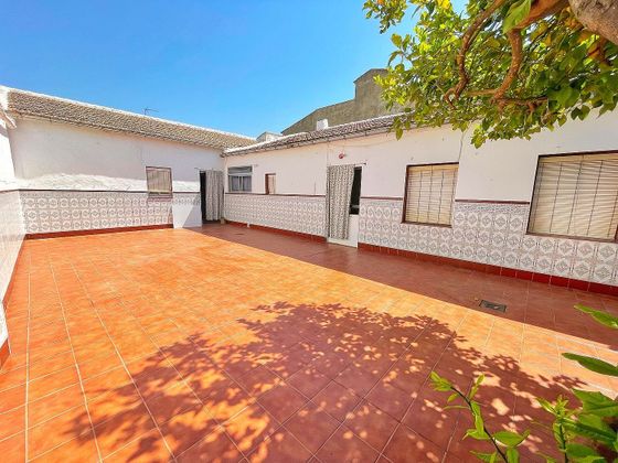 Foto 2 de Casa en venta en Andújar de 4 habitaciones con terraza y jardín