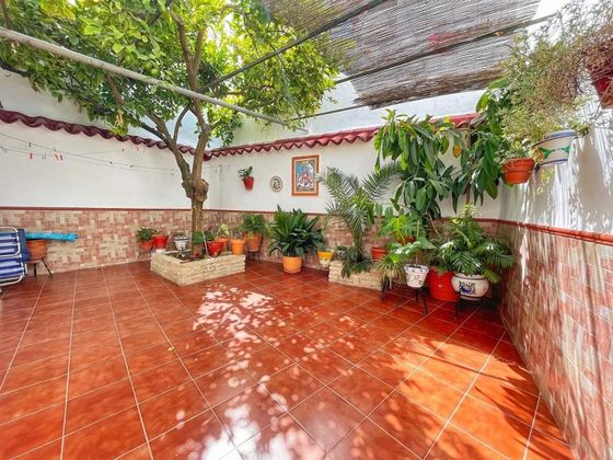 Foto 2 de Casa adosada en venta en Andújar de 5 habitaciones con piscina y jardín