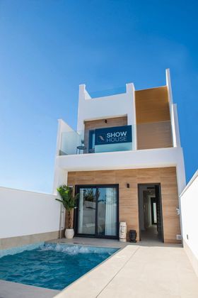Foto 1 de Casa adossada en venda a calle Pablo Gargallo de 3 habitacions amb terrassa i piscina