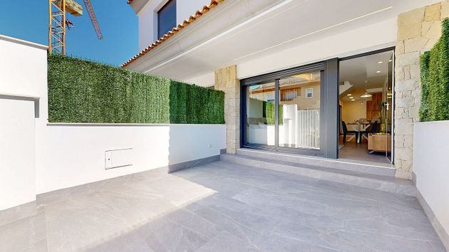 Foto 1 de Casa adossada en venda a calle Rio Miño de 3 habitacions amb terrassa i jardí